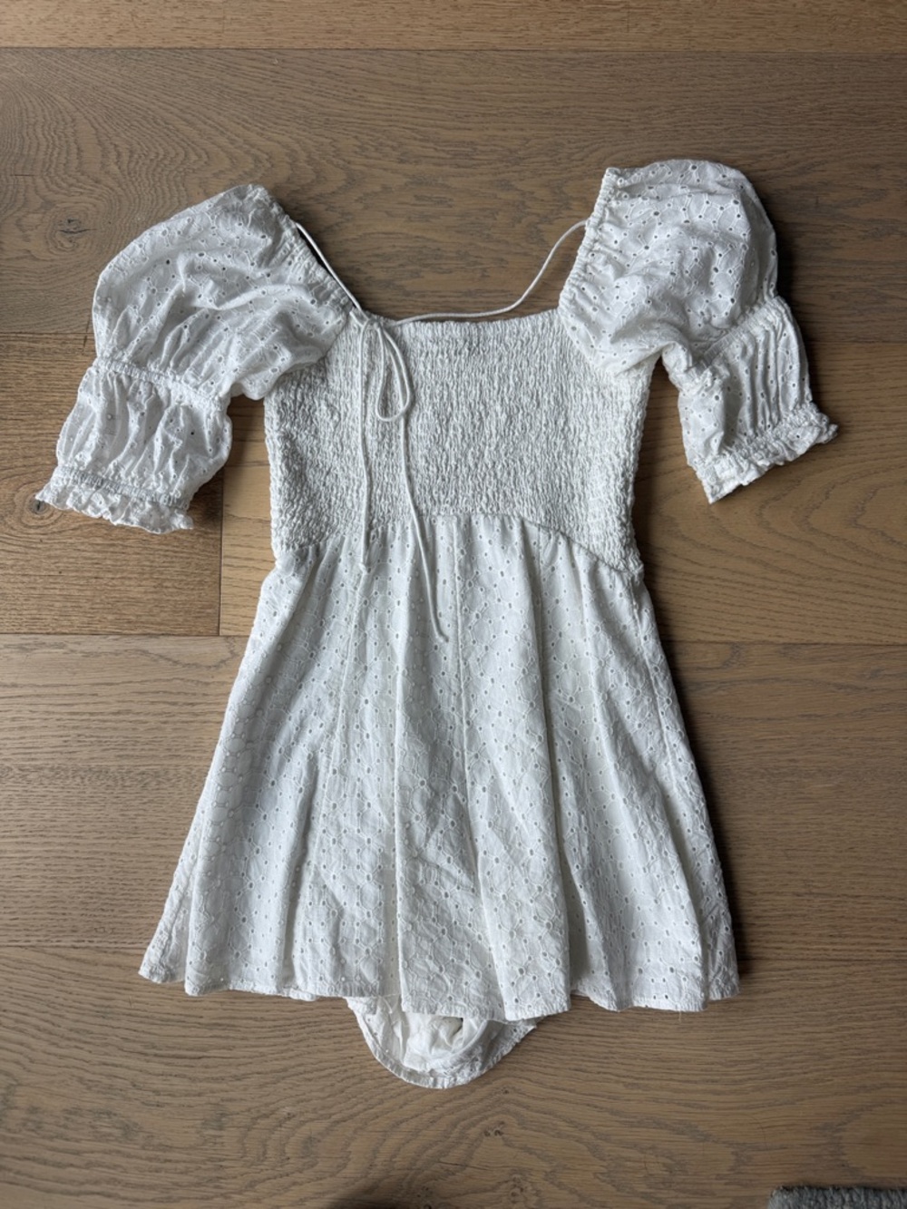2 - Urban Outfitter x Kimchi Blue Eyelet Puff-Sleeve Romper in White and Magenta - Picture 6 of 10